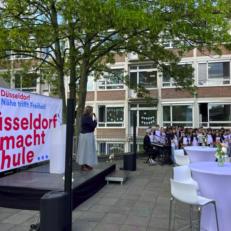 Einweihungsfeier mit Schulleitung und Schülerchor
