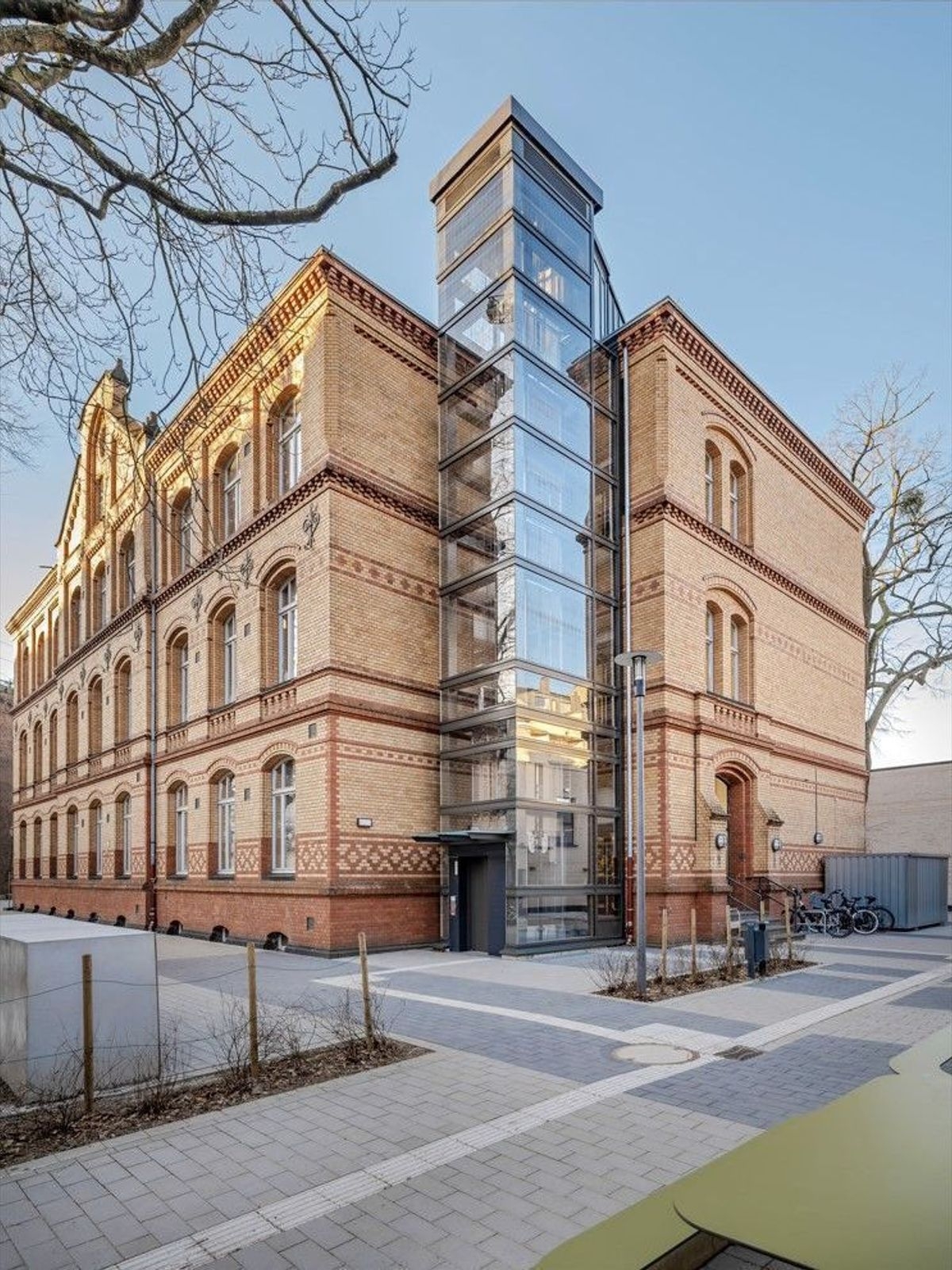 Außenansicht Bestandsgebäude mit Aufzug