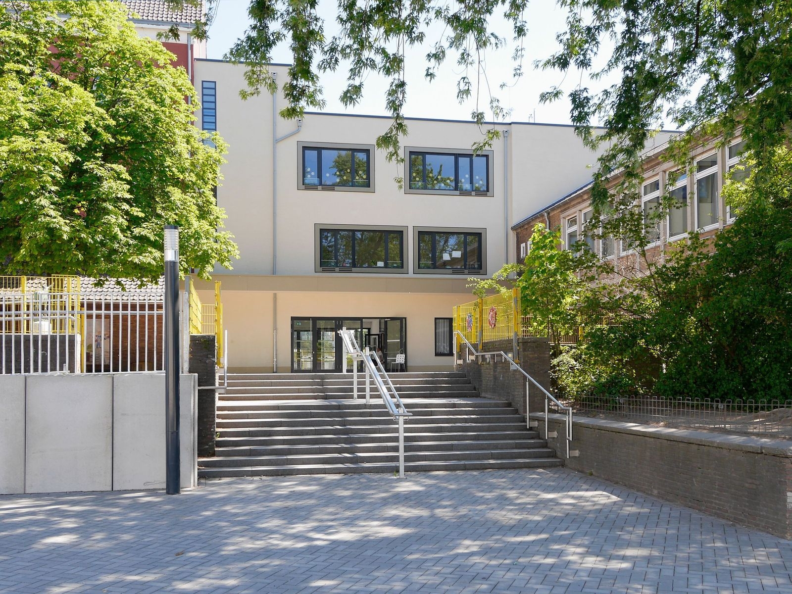 Außenansicht Klassentrakt vom Schulhof