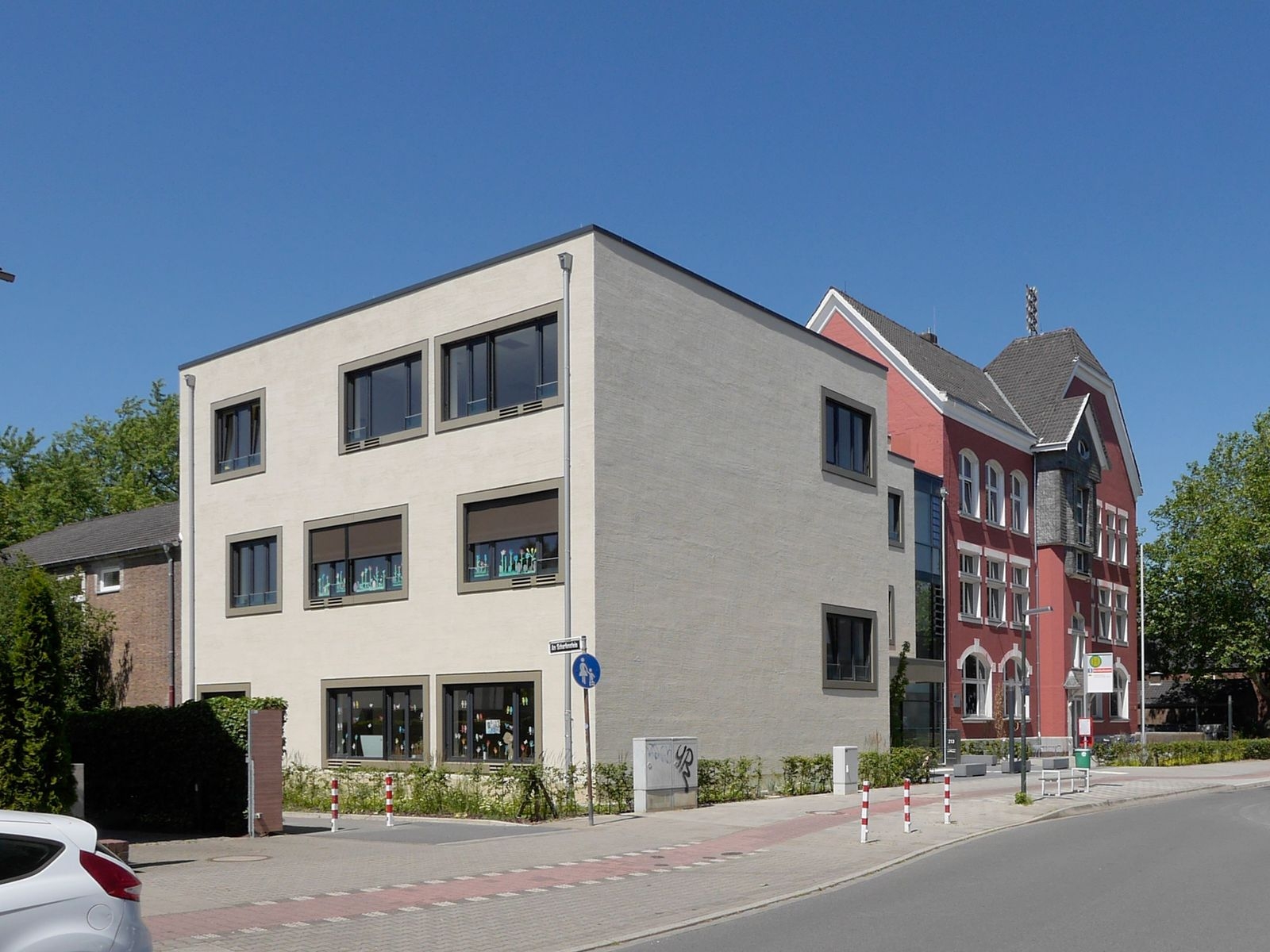 Außenansicht Klassentrakt von der Straße