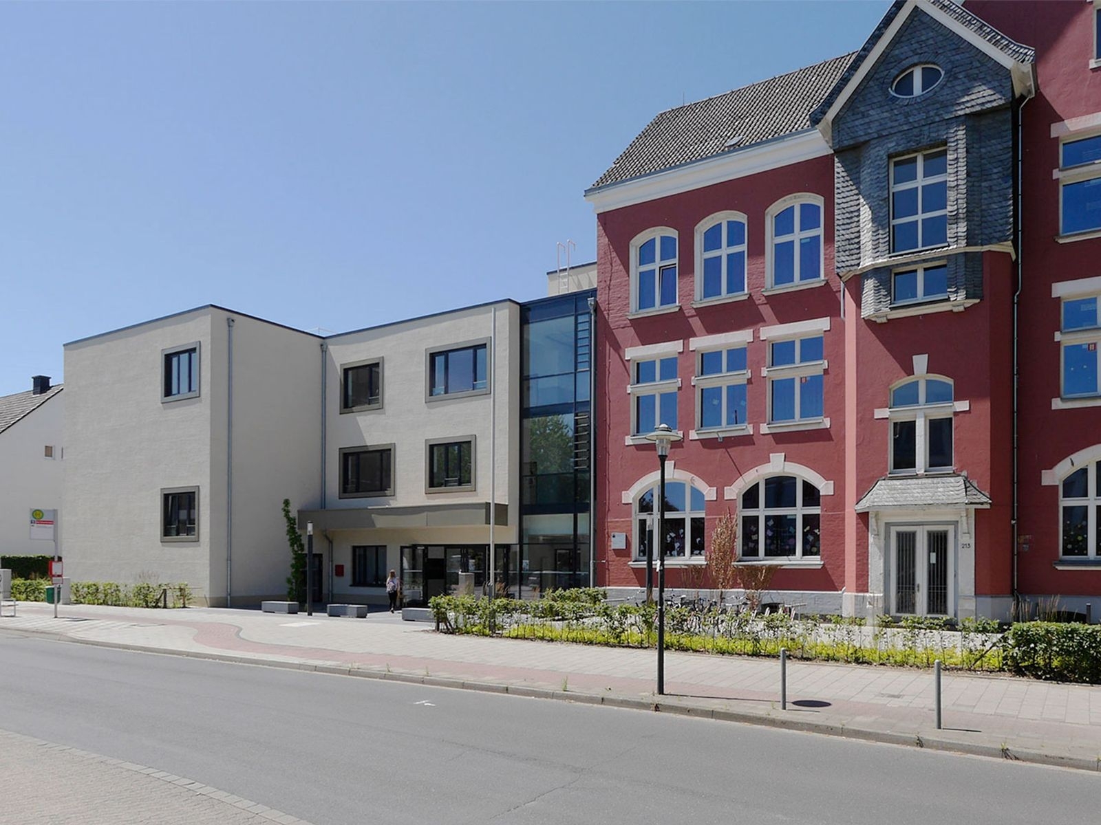 Außenansicht Haupteingang von der Straße