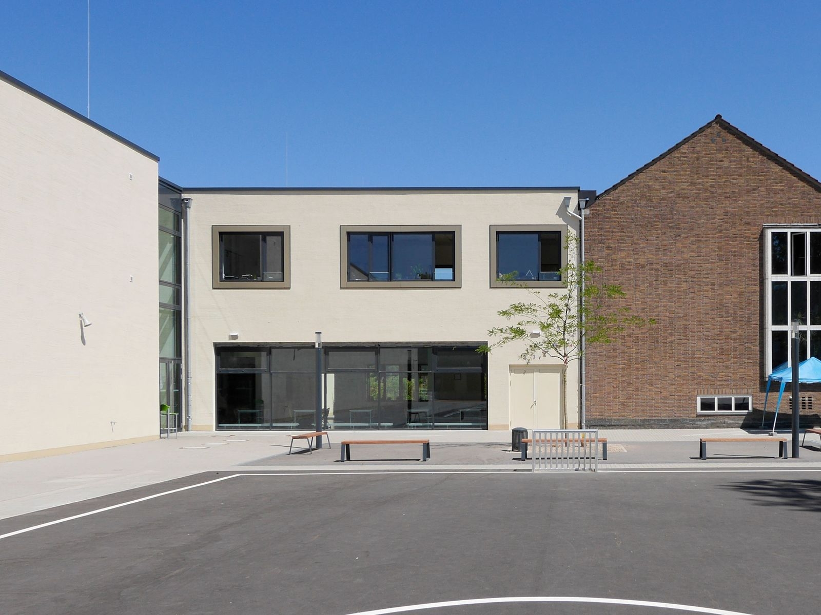 Außenansicht Mensa vom Schulhof